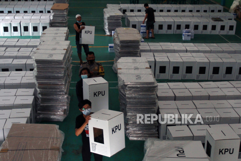 Gubernur Sumatera Barat Irwan Prayitno meminta Komisi Pemilihan Umum (KPU) supaya juga memperioritaskan pengadaan alat pelindung diri dan fasilitas protokol kesehatan untuk hari penconlosan Pilkada serentak pekan depan. Ia mengingatkan KPU tidak hanya fokus pada pengadaan logistik pilkada.