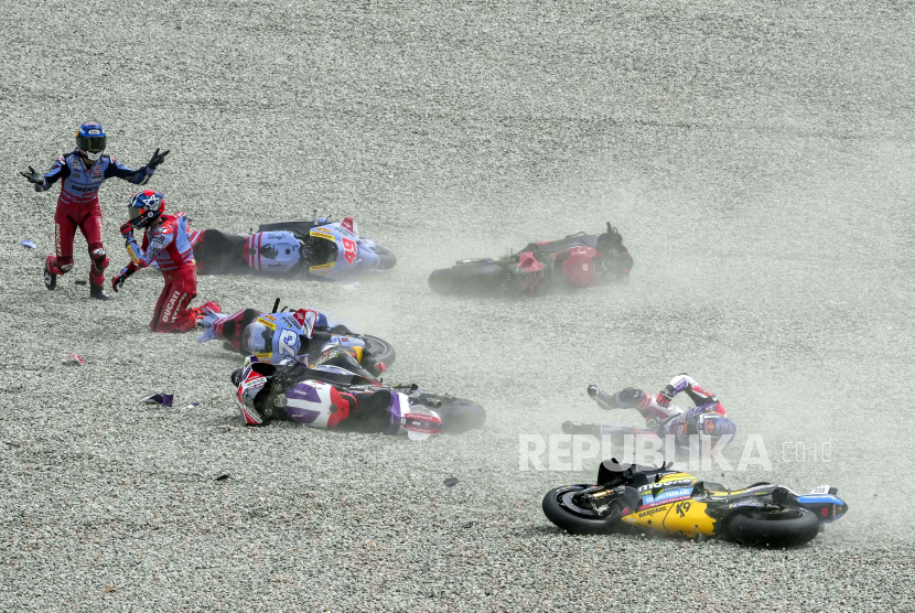 Balapan MotoGP Catalunya langsung terjadi insiden crash setelah start dimulai, tabrakan itu melibatkan banyak pembalap. Alhasil race director mengibarkan bendera merah alias red flag, Ahad (3/8/2023).