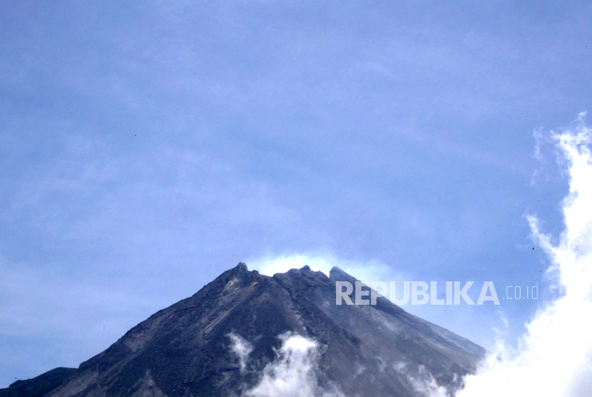 Gunung Merapi terlihat dari Pos Pemantauan Gunung Merapi Babadan, Magelang, Jawa Tengah, Jumat (6/11). Petugas pos lebih intensif mantau aktivitas gunung sejak naiknya status Gunung Merapi menjadi Siaga pada Kamis (5/11).