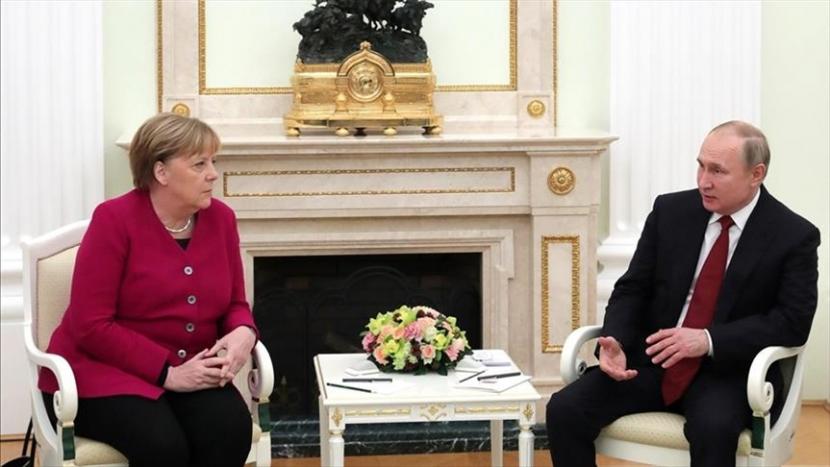 Kanselir Jerman Angela Merkel pada Selasa (22/6) menelepon Presiden Rusia Vladimir Putin untuk menyampaikan belasungkawa dalam peringatan 80 tahun invasi Nazi Jerman ke Rusia pada Perang Dunia II.