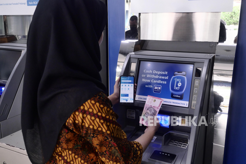 Nasabah melakukan tarik tunai secara cardless di ATM BCA di Jakarta, Kamis (11/5/2023). 