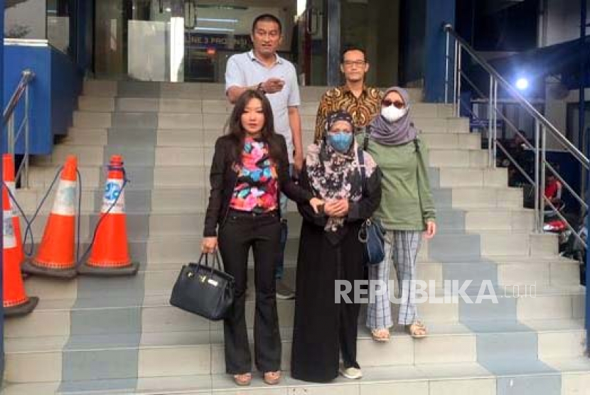 Perempuan berinisial R (bergamis hitam) istri sah dari terduga pelaku kekerasan dalam rumah tangga (KDRT) Bukhori Yusuf melaporkan istri siri suaminya ke Polda Metro Jaya, Jakarta Selatan, Sabtu (10/6).  
