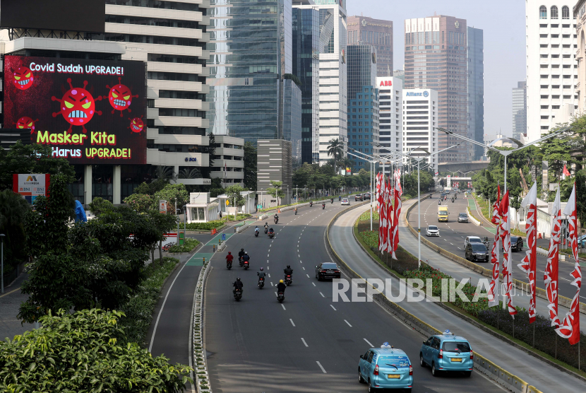  Pemandangan lalu lintas jalan selama pembatasan COVID-19 di Jakarta, Selasa (3/8/2021). Pemerintah memperpanjang pembatasan kegiatan masyarakat darurat (PPKM) Level 4 hingga 09 Agustus 2021.