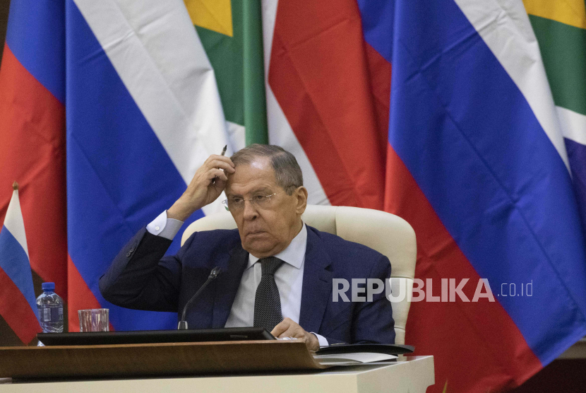Menteri Luar Negeri Rusia, Sergei Lavrov bertemu dengan Menteri Luar Negeri Afrika Selatan Naledi Pandor satu hari setelah berkunjung ke beberapa partai oposisi pemerintah.