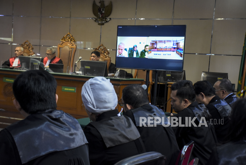 Layar yang menampilkan terdakwa Hakim Agung nonaktif Sudrajad Dimyati saat sidang vonis kasus suap penanganan perkara di Mahkamah Agung (MA) yang digelar secara daring di Pengadilan Tipikor Bandung, Jalan LLRE Martadinata, Kota Bandung, Jawa Barat, Selasa (30/5/2023). Majelis Hakim menjatuhkan vonis delapan tahun hukuman penjara subsider tiga bulan dan denda Rp1 miliar terhadap terdakwa Hakim Agung nonaktif Sudrajad Dimyati karena terbukti menerima suap sebesar 80 ribu dolar Singapura untuk menangani perkara kasasi Koperasi Simpan Pinjam (KSP) Intidana.