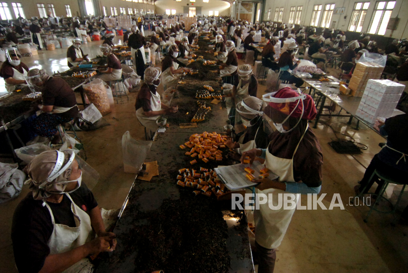 Sejumlah pekerja membungkus teh di salah satu pabrik teh. BPJamsostek Surabaya Raya mencatat sebanyak 497.622 pekerja di sekitar ibu kota Provinsi Jawa Timur itu telah mendapatkan bantuan subsidi upah (BSU) yang disalurkan secara langsung melalui rekening masing-masing pekerja sebagai dampak pandemi virus corona atau COVID-19.