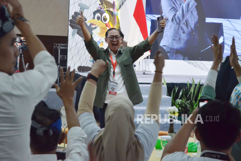 Calon Wali Kota dan Wakil Wali Kota Bandung nomor urut satu Dandan Riza Wardana mengacungkan jempol kepada massa pendukungnya saat Rapat Pleno Terbuka Pengundian dan Penetapan Nomor Urut Pasangan Calon Wali Kota dan Wakil Wali Kota Bandung Tahun 2024 yang digelar KPU Kota Bandung di Hotel Horison, Senin (23/9/2024). Empat paslon dinyatakan telah resmi menjadi calon wali kota dan wakil wali Kota Bandung.