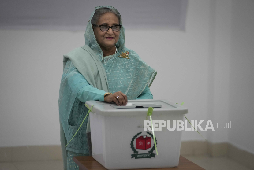 Perdana Menteri Bangladesh Sheikh Hasina memberikan suaranya di Dhaka, Bangladesh, Ahad, (7/1/2024).