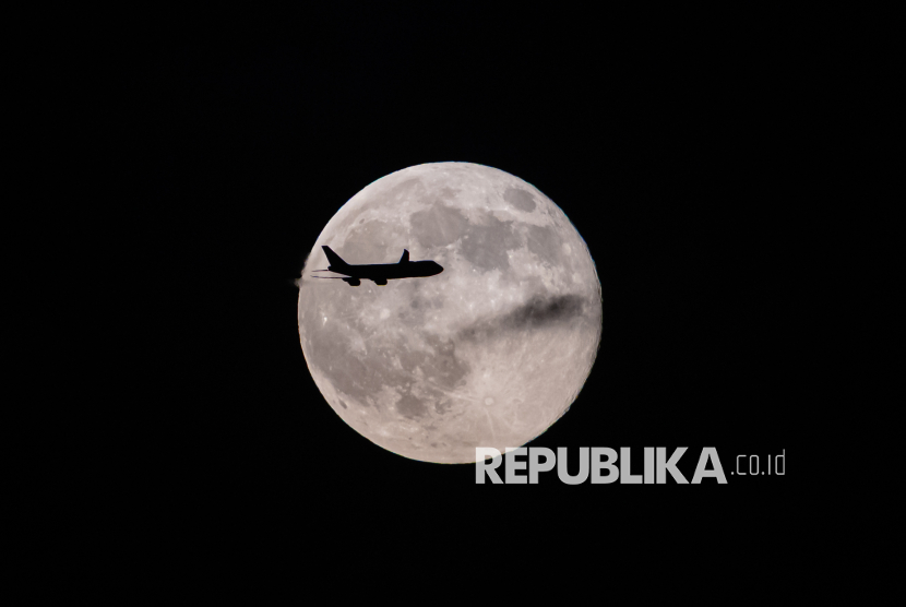 Saat Keindahan Fenomena Supermoon Hiasi Langit Dunia