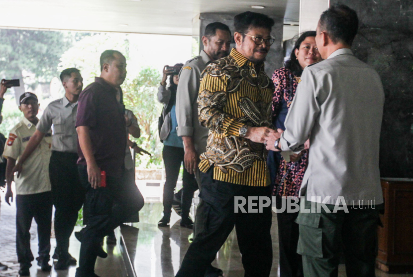 Menteri Pertanian Syahrul Yasin Limpo saat tiba di Kantor Kementerian Pertanian, Jakarta, Kamis (5/10/2023).