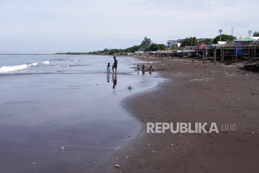Sejumlah anak bermain di Pantai Tanjung Bayang, Makassar, Sulawesi Selatan, Jumat (25/12/2020). Objek wisata pantai yang biasanya ramai dikunjungi wisatawan saat libur Natal tersebut ditutup untuk pengunjung hingga 3 Januari 2021 sebagai upaya menekan angka penularan COVID-19 yang masih tinggi di daerah itu.