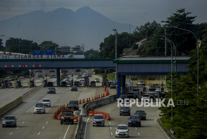 Sejumlah kendaraan keluar dari Gerbang Tol.  Korps Lalu Lintas (Korlantas) Polri mencatat peningkatan arus lalu lintas kendaraan yang meninggalkan DKI Jakarta melalui empat pintu gerbang tol pada H-3 dan H-2 menjelang Natal 2021.