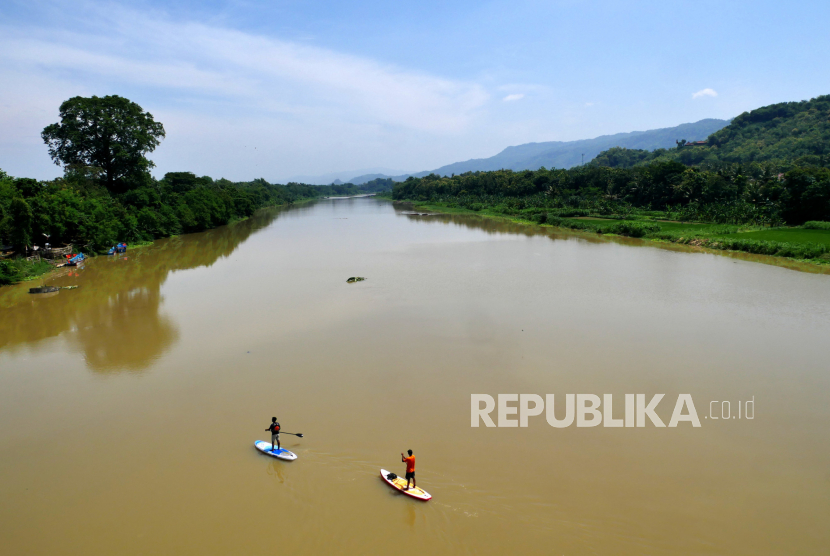 Seorang pria diduga mengajak anak dan istrinya menceburkan diri ke Sungai Opak Bantul. Ilustrasi.