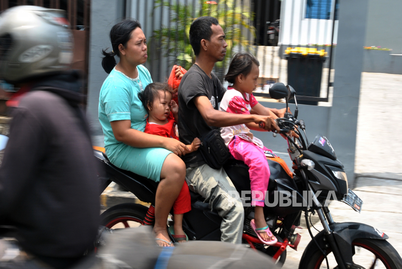 Pengendara motor tidak menggunakan masker saat terjaring dalam Operasi Penegakan Disiplin Penggunaan Masker di Layung Sari, Kota Bogor, Jawa Barat, Senin (14/9/2020). Satpol PP Kota Bogor mencatat semenjak diberlakukannya Pembatasan Sosial Berskala Mikro dan Komunitas (PSBMK) selama sepekan sudah terkumpul denda dengan total Rp.36.760.000 yang berasal dari 174 pelanggaran mulai tempat usaha hingga individu. 