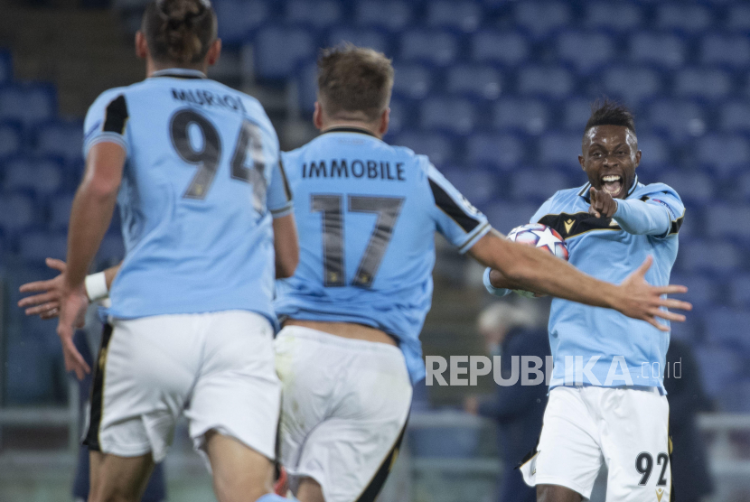  Jean-Daniel Akpa-Akpro (kanan) dari Lazio bersorak gembira dengan rekan satu timnya setelah mencetak gol 3-1 pada pertandingan sepak bola Grup F Liga Champions UEFA antara SS Lazio dan Borussia Dortmund, di Stadio Olimpico di Roma, Italia, 20 Oktober 2020.