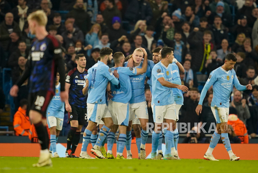 Pemain Manchester City Erling Haaland melakukan selebrasi bersama rekan timnya saat pertandingan sepak bola leg kedua babak enam belas Liga Champions melawan Copenhagen, di Stadion Etihad di Manchester, Inggris, Kamis (7/3/2024) WIB. The Citizen berhasil menang 3-1 atas Copenhagen. Gol City dicetak Manuel Akanji menit ke-5, Julian Alvarez menit ke-9 dan Erling Haaland menit ke-48. Satu gol Copenhagen dicetak Mohamed Elyounoussi di menit ke-29. Atas hasil ini City melaju ke babak perempat final Liga Champions.