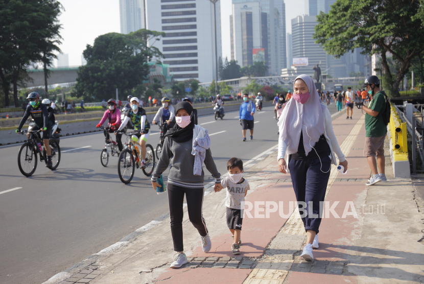 Warga berolahraga di kawasan Jalan Jenderal Sudirman, Jakarta, Ahad, (15/11/2020). Pemerintah mewajibkan kegiatan olahraga di tempat umum untuk selalu menaati protokol kesehatan dalam upaya menekan penyebaran COVID-19. 