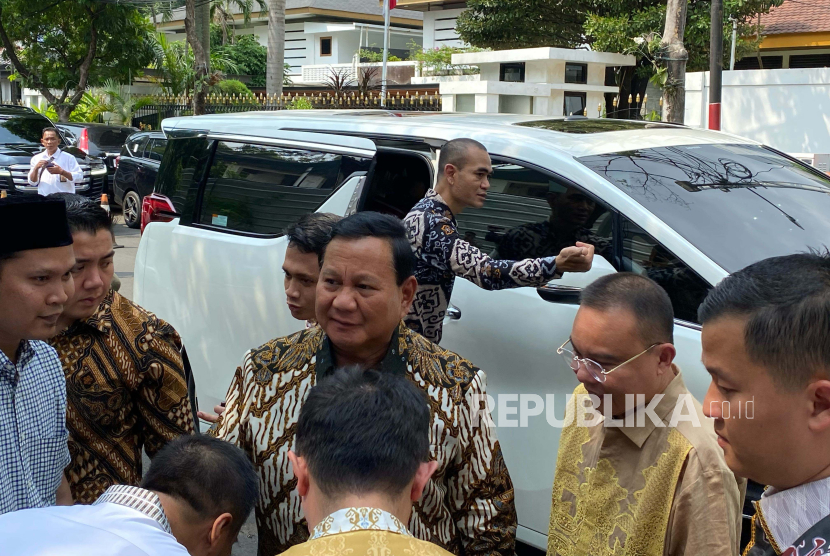 Prabowo Subianto bersilaturahim ke kediaman Wakil Ketua DPR yang juga Ketua Harian DPP Partai Gerindra, Sufmi Dasco Ahmad, Jakarta, Kamis (11/4/2024). 
