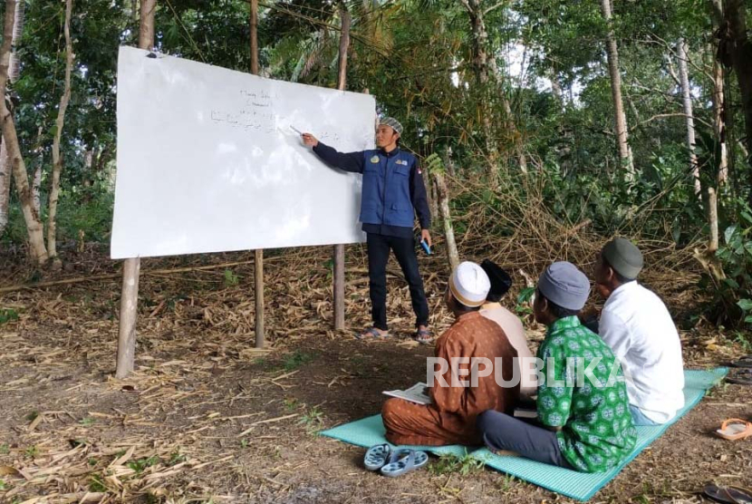 Dai program dakwah pengiriman guru ngaji ke pedalaman dan penjuru negeri di Indonesia untuk mengentaskan buta aksara Alquran sedang mengajar. 