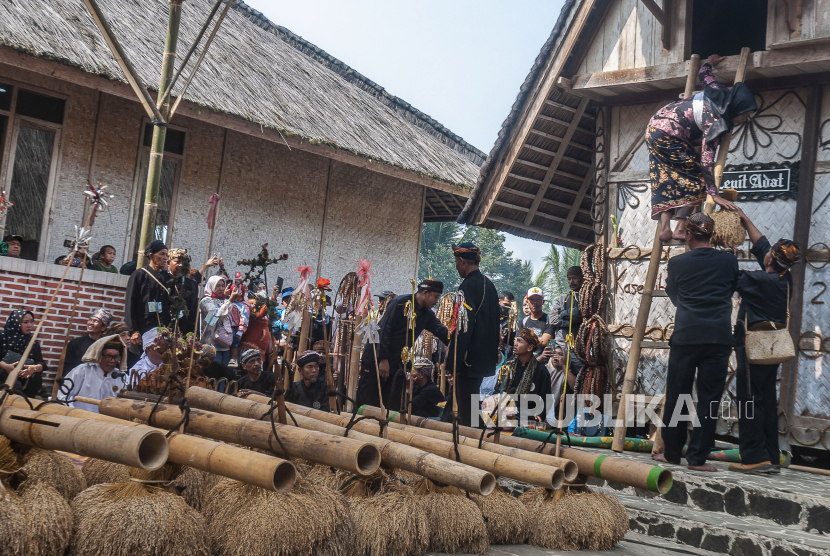 Masyarakat adat Kasepuhan Cisungsang menyimpan padi hasil panen di leuit saat tradisi Seren Taun di Desa Cisungsang, Lebak, Banten, Ahad (27/8/2023). Tradisi Seren taun merupakan upacara adat tahunan sebagai wujud rasa syukur masyarakat Cisungsang atas hasil panen. 