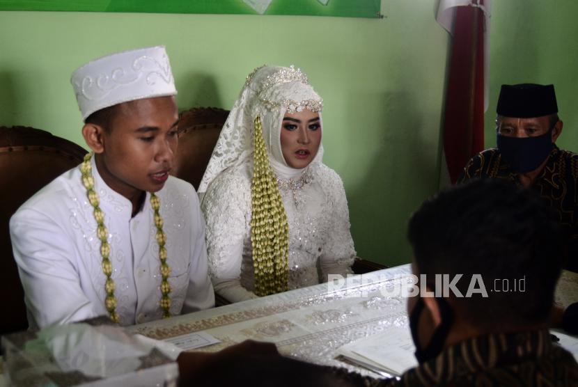 Sepasang pengantin melangsungkan akad nikah di Kantor Urusan Agama (KUA) Bekasi Barat, Jawa Barat. Kemenag meminta penghulu terus menjaga profesionalisme kinerja. Ilustrasi.
