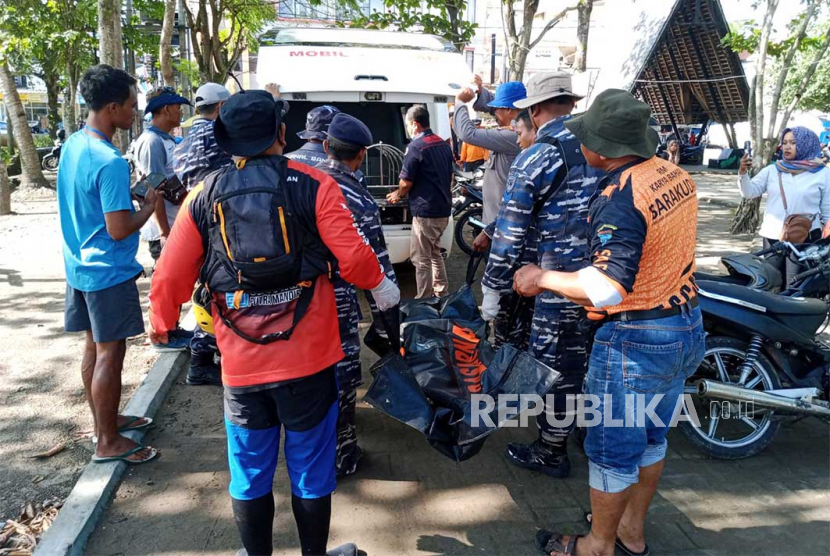 Tim SAR gabungan mengevakuasi jenazah wisatawan yang dilaporkan tenggelam di Pantai Pangandaran, Kabupaten Pangandaran, Jawa Barat, Rabu (5/7/2023). 