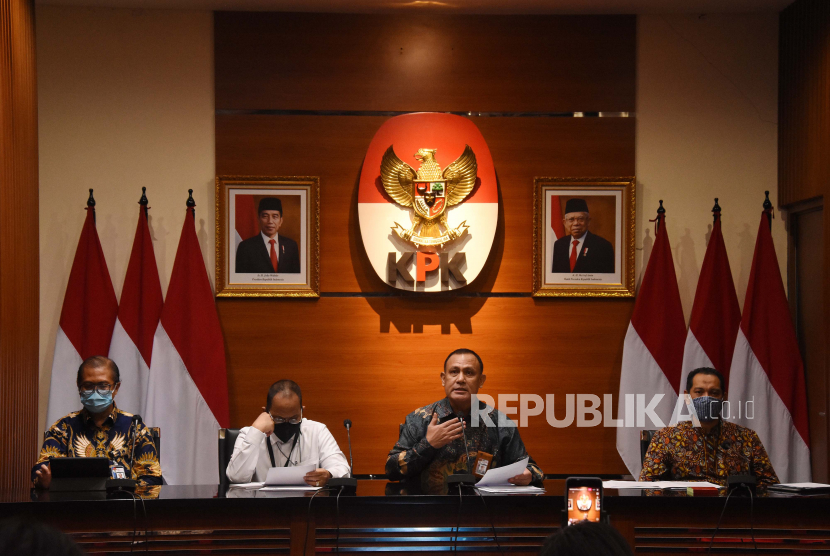 Ketua KPK Firli Bahuri (kedua kanan) bersama Wakil Ketua Nurul Ghufron (kanan), anggota Dewan Pengawas Indriyanto Seno Adji (kedua kiri) dan Sekjen Cahya Hardianto Harefa (kiri) memberikan keterangan pers mengenai hasil penilaian Tes Wawasan Kebangsaan (TWK) dalam rangka pengalihan pegawai KPK menjadi Aparatur Sipil Negara (ASN) di Gedung Merah Putih KPK, Jakarta, Rabu (5/5/2021). Dari 1351 pegawai KPK, sebanyak 1274 peserta berhasil memenuhi syarat dan 75 peserta tidak memenuhi syarat sementara dua orang tidak mengikuti tes. 