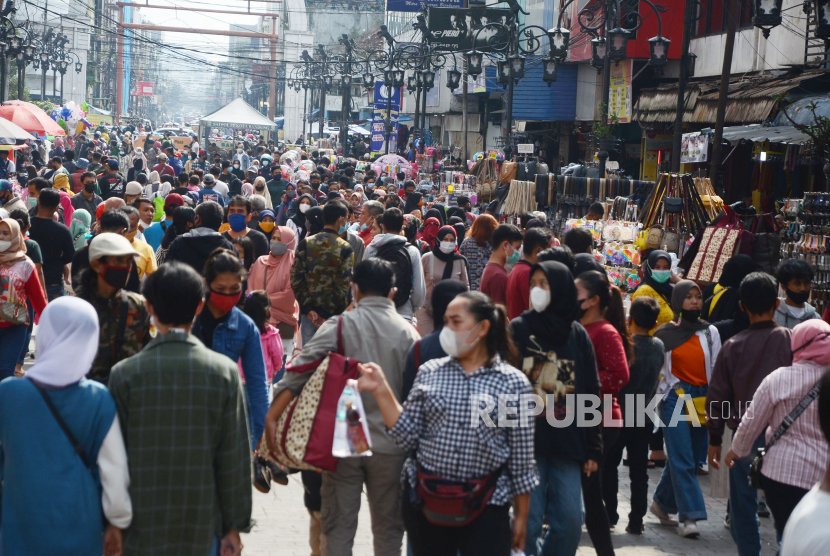 Suasana pengunjung Jalan Dalem Kaum, Kota Bandung, Ahad (9/5). Mendekati Lebaran pusat-pusat perbelanjaan di Kota Bandung diserbu pengunjung.