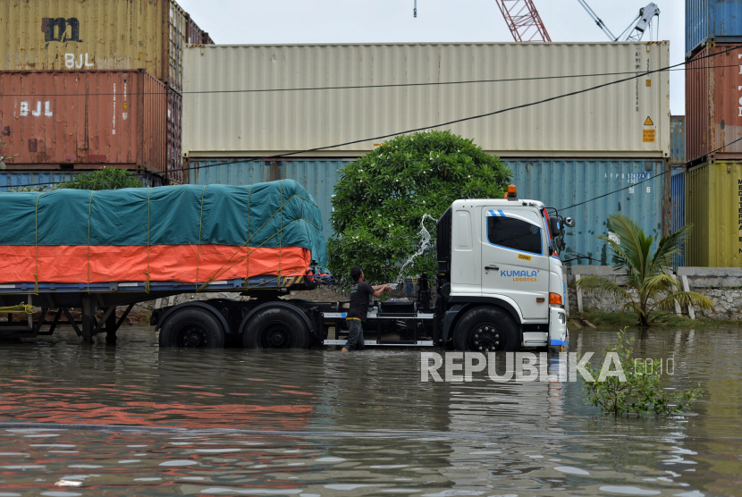 Pekerja beraktivitas saat banjir rob di Pelabuhan Sunda Kelapa, Jakarta Utara, Senin (26/12/2022). BMKG mengingatkan adanya fenomena fase Bulan Baru pada tanggal 19 Mei 2023 berpotensi meningkatkan ketinggian pasang air laut maksimum. 