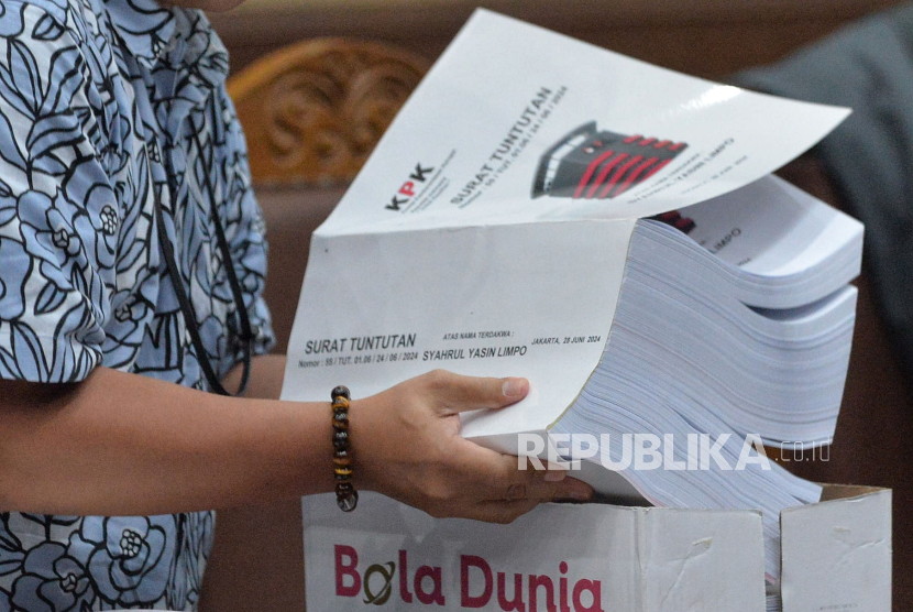 JPU KPK menyiapkan berkas surat tuntutan untuk terdakwa Syahrul Yasin Limpo (SYL) sebelum dimulainya sidang di Pengadilan Tipikor, Jakarta, Jumat (28/6/2024).