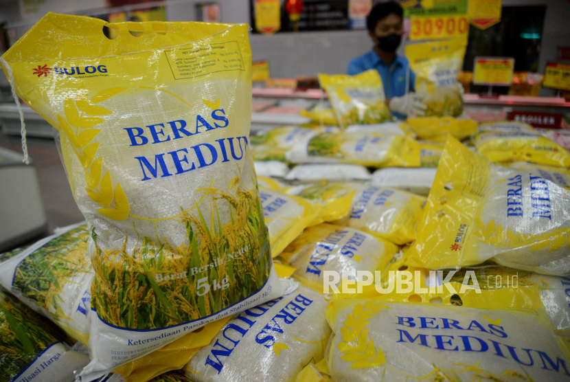 Karyawan menata beras Bulog untuk Retail usai peninjauan penyediaan beras Bulog di Hypermart Puri Indah, Jakarta, Rabu (8/2/2023). 