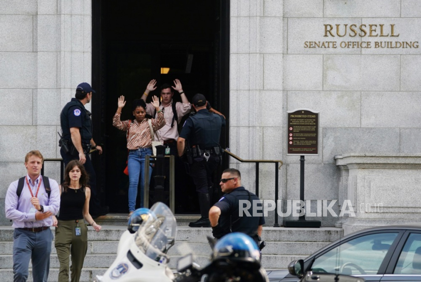  Anggota staf dievakuasi dari Gedung Kantor Senat Russell setelah peringatan penembak aktif, di Gedung Capitol, Washington, DC, AS, 02 Agustus 2023.