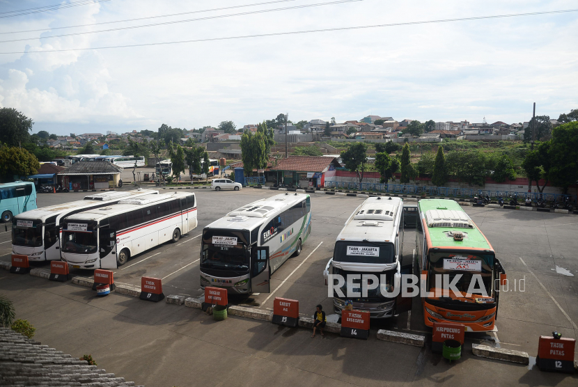 Sejumlah bus Antar Kota Antar Provinsi (AKAP) menunggu calon penumpang. Ilustrasi