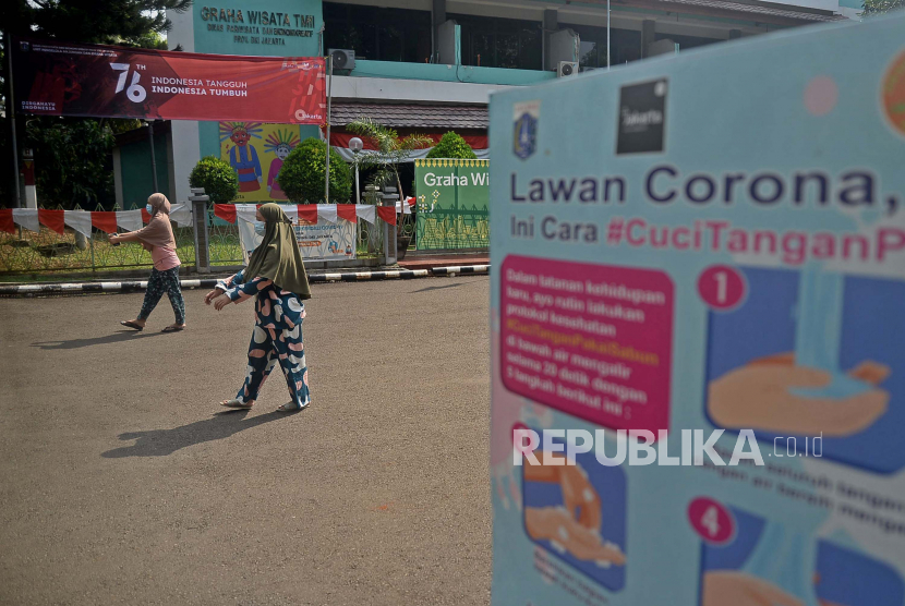 Sejumlah pasien COVID-19 berjemur sambil berolahraga di halaman Graha Wisata TMII, Jakarta, Kamis (5/8). Jumlah pasien Covid-19 yang menjalani isolasi di Graha Wisata TMII terus mengalami penurunan setiap harinya, hingga saat ini jumlah pasien yang tersisa tinggal 14 orang.Prayogi/Republika.