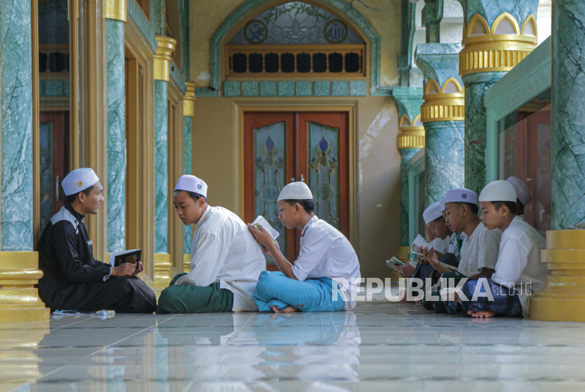 Sejumlah santri mengikuti Tahfidzul Quran (hafalan Al Quran) di Masjid Al-Kautsar Pondok Pesantren Al-Aziziyah, Lombok Barat, NTB, Ahad (17/3/2024). Tahfidzul Quran tersebut merupakan program wajib bagi santri dan menjadi ciri khas pada momentum Ramadhan dengan menggelarnya secara berjamaah menjelang berbuka puasa di 12 asrama santri yang ada di Pondok Pesantren tersebut. 