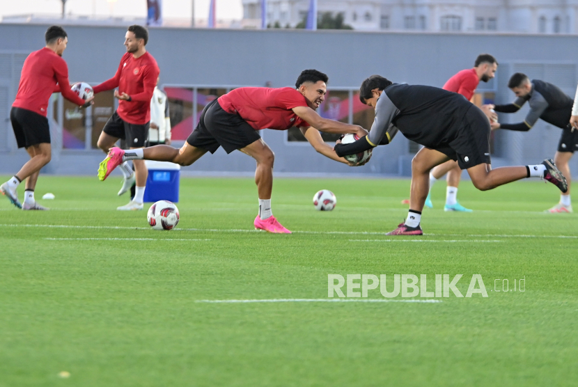 Sejumlah pesepak bola timnas Indonesia melakukan latihan di Lapangan Al Egla 2, Usail, Qatar, Rabu (17/1/2024). Timnas Indonesia akan bertanding melawan timnas Vietnam pada pertandingan kedua grup D Piala Asia 2023 di Qatar pada Jumat (19/1/2024). 