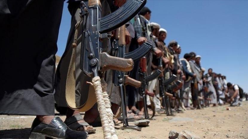 Koalisi menuduh kelompok Houthi Yaman berusaha menargetkan warga sipil di bandara.