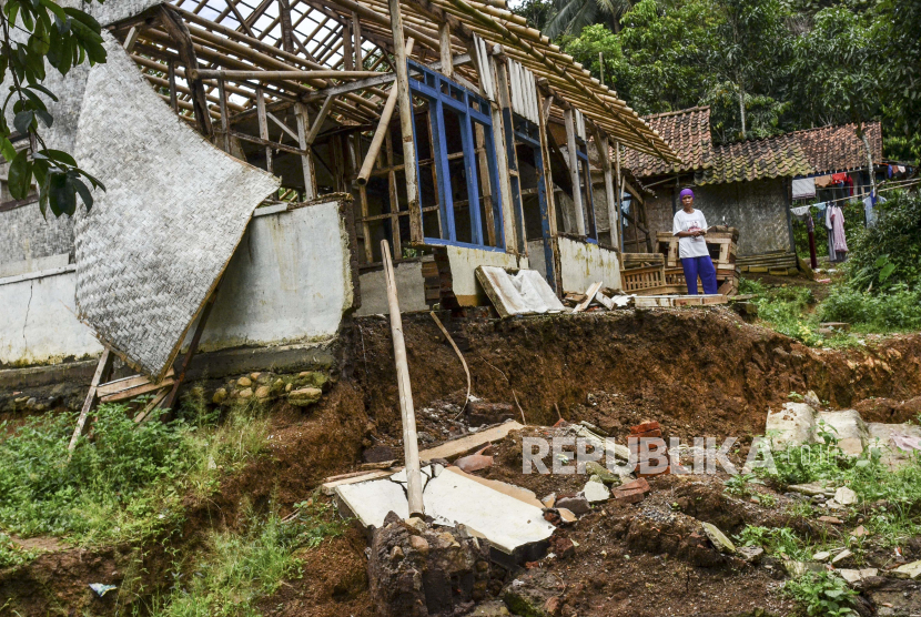 Seorang warga menunjukan rumah yang rusak dan dikosongkan penghuninya akibat pergerakan tanah (ilustrasi)