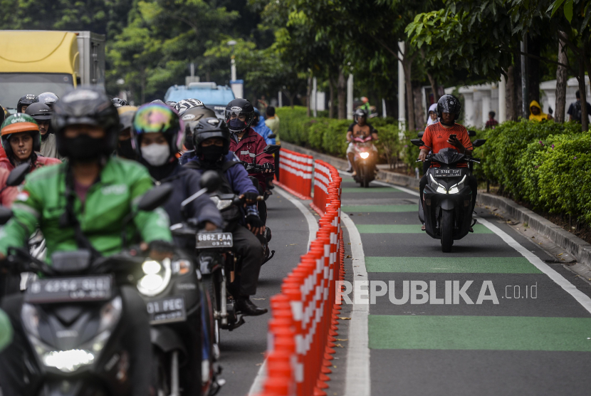 Pengendara motor melintasi jalur sepeda di Jalan Salemba Raya, Jakarta, Kamis (3/11/2022). Legislator sebut jalur sepeda bukan lagi program prioritas Pemprov DKI Jakarta.