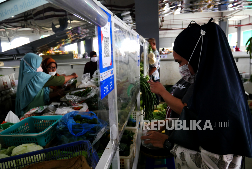 Kode QRIS terpasang untuk layanan transaksi nontunai di Pasar Tradisional Prawirotaman, Yogyakarta.  Saat ini Pemerintah Kota Yogyakarta mulai mengenalkan transaksi nontunai di pasar tradisional. Sebagai percontohan diterapkan di Pasar Beringharjo dan Pasar Prawirotaman. DOKU e-Wallet salah satu aplikasi yang bisa digunakan untuk bertransaksi dengan QRIS antarplatform.