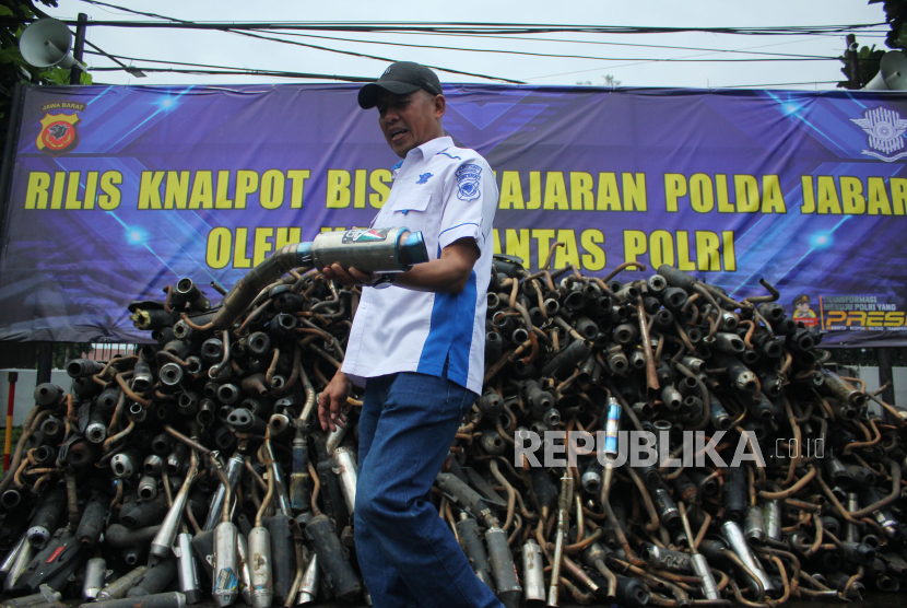 Petugas memperlihatkan tumpukan knalpot brong saat rilis knalpot bising di Markas Polrestabes Bandung, Jalan Merdeka, Kota Bandung, Jawa Barat, Kamis (11/1/2024). 