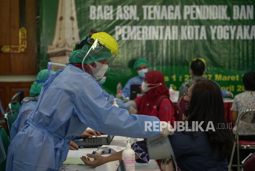 Peserta melakukan cek kesehatan saat vaksinasi COVID-19 massal untuk Aparatur sipil negara (ASN) dan tenaga pendidik di Balai Kota Yogyakarta, Umbulharjo, DI Yogyakarta.  Dinas Kesehatan (Dinkes) Kota Yogyakarta menyebut, pelaksanaan vaksinasi Covid-19 saat berpuasa tetap aman dilakukan. Pemkot Yogyakarta juga tetap menjalankan vaksinasi di Ramadhan 1442 Hijriyah.