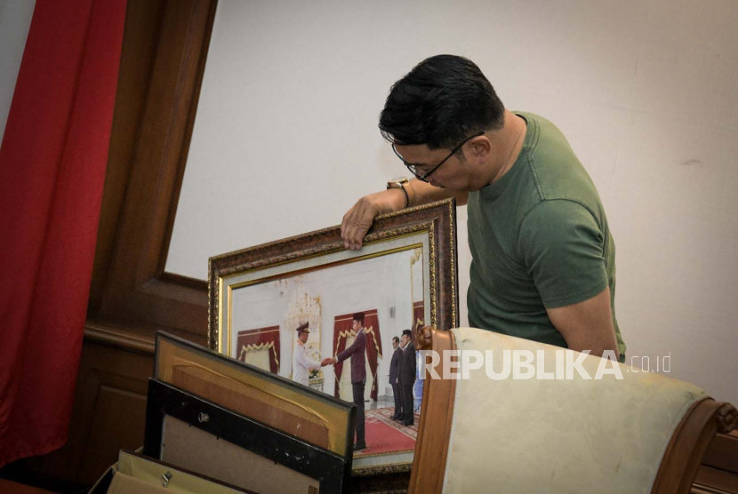 Gubernur Jawa Barat (Jabar) Ridwan Kamil mengemas barang-barang pribadinya di rumah dinas Gedung Pakuan, Kota Bandung. 