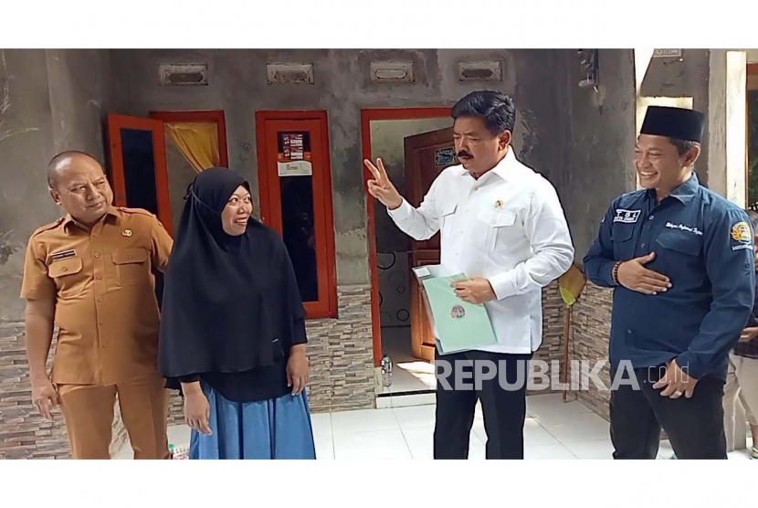 Menteri ATR/BPN, Hadi Tjahjanto, menyerahkan sertifikat tanah kas desa (TKD) dan sertifikat untuk warga dalam program PTSL di Desa Winong, Kecamatan Gempol, Kabupaten Cirebon, Selasa (9/5/2023).