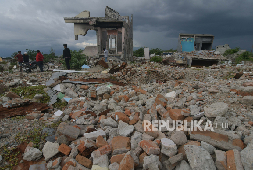 Santunan Korban Likuefaksi Palu Masih di Kemensos. Warga berada di sekitar bekas pemukiman mereka yang hancur akibat bencana gempa dan likuefaksi di Kelurahan Balaroa, Palu, Sulawesi Tengah, Rabu (22/4/2020). 