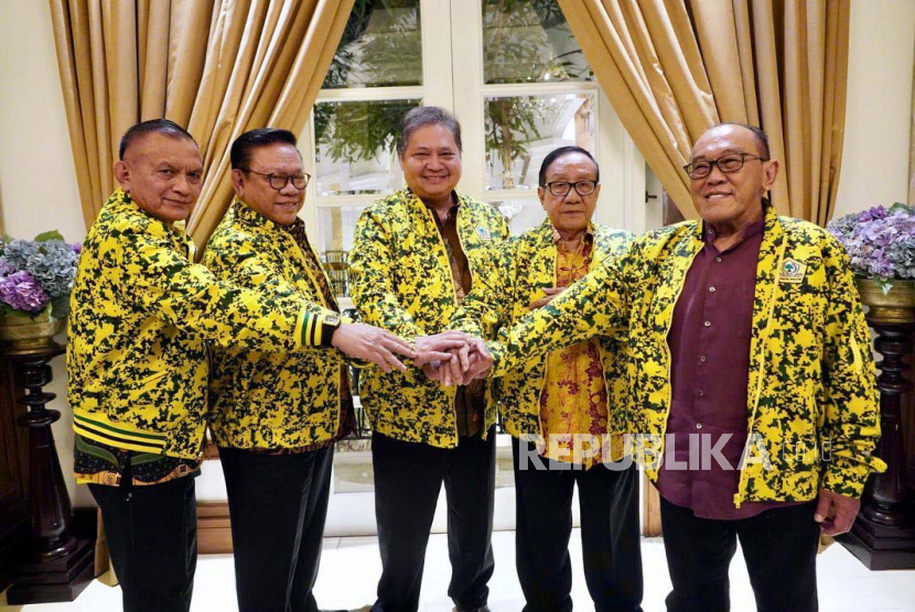 Ketua Umum Partai Golkar, Airlangga Hartarto bertemu dengan tiga senior partai, yakni Akbar Tandjung, Aburizal Bakrie, dan Agung Laksono pada Rabu (2/8/2023) malam. 