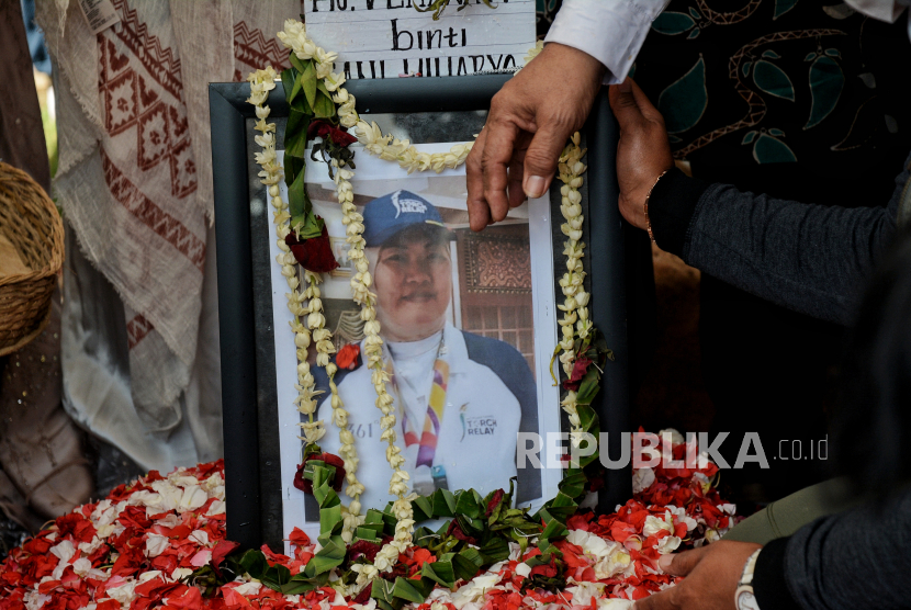 Keluarga berdoa diatas pusara mantan atlet bulutangkis Hj. Verawaty Fajrin usai dimakamkan di TPU Tanah Kusir, Jakarta Selatan, Ahad (21/11). Verawaty Fajrin meninggal dunia di usia 64 tahun setelah sempat menjalani perawatan akibat penyakit kanker paru-paru yang dideritanya. Verawaty Fajrin adalah atlet bulu tangkis yang aktif di era 1980-an dan menjuarai sejumlah gelar juara baik di nomor tunggal putri, ganda putri, dan ganda campuran. Ia berhasil menyabet 12 medali emas SEA Games sepanjang kariernya dan juga sejumlah medali di ajang bergengsi lainnya. Republika/Thoudy Badai