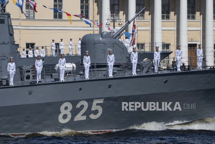 Sebuah kapal perang mengapung di sepanjang Sungai Neva selama parade Hari Angkatan Laut di St.Petersburg, Rusia, Minggu, 26 Juli 2020.