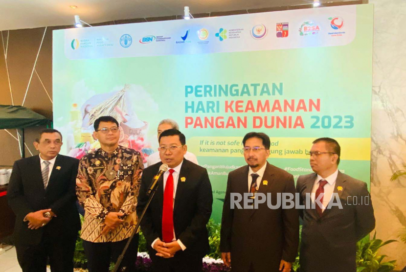 Kepala Badan Pangan Nasional/ National Food Agency (NFA), Arief Prasetyo Adi, memberikan keterangan pers terkait peringatan Hari Keamanan Pangan Dunia 2023 di Kota Bogor, Rabu (7/6/2023).  