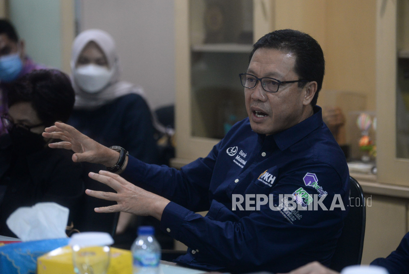 Direktur Utama Bank Muamalat Indonesia Achmad K. Permana menyampaikan paparan saat berkunjung ke kantor Republika, Jakarta, Selasa (28/12). Kunjungan tersebut dilakukan dalam rangka silaturahmi sekaligus membahas strategi bisnis perusahaan kedepan dan peluang sinergi antara Bank Muamalat dengan Republika.